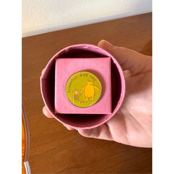 NIB Vintage Disney Pin “Friendlier with Two” Classic Pooh and Piglet 1" Round Pi - Picture 5 of 5